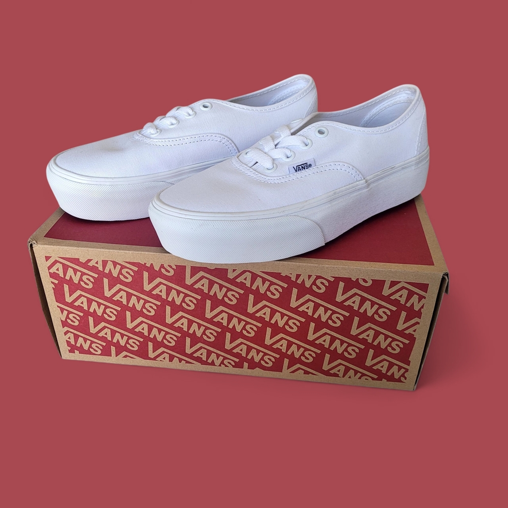 NWT Vans Low Top White Platform Canvas Sneakers Women's Size 7 Men's Size 5.5